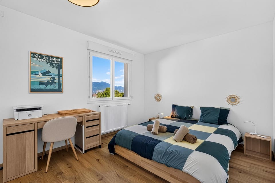 Bed, Photo of the whole room, Seating area, Bedroom