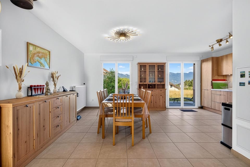 Kitchen or kitchenette, Dining area