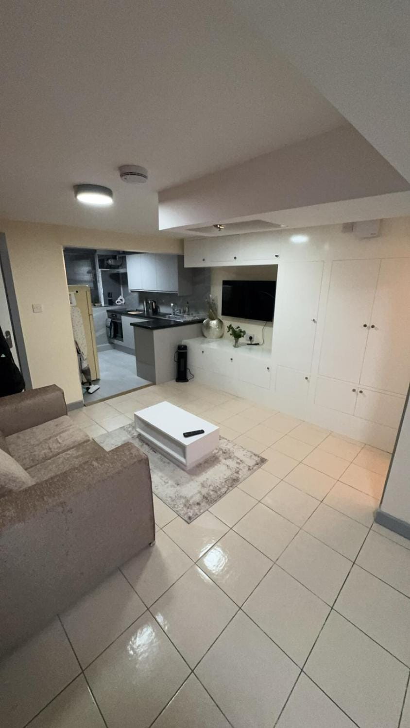 Large Studio for Contractors, Families, Relocation Near New Cross Hospital Apartment in Wolverhampton