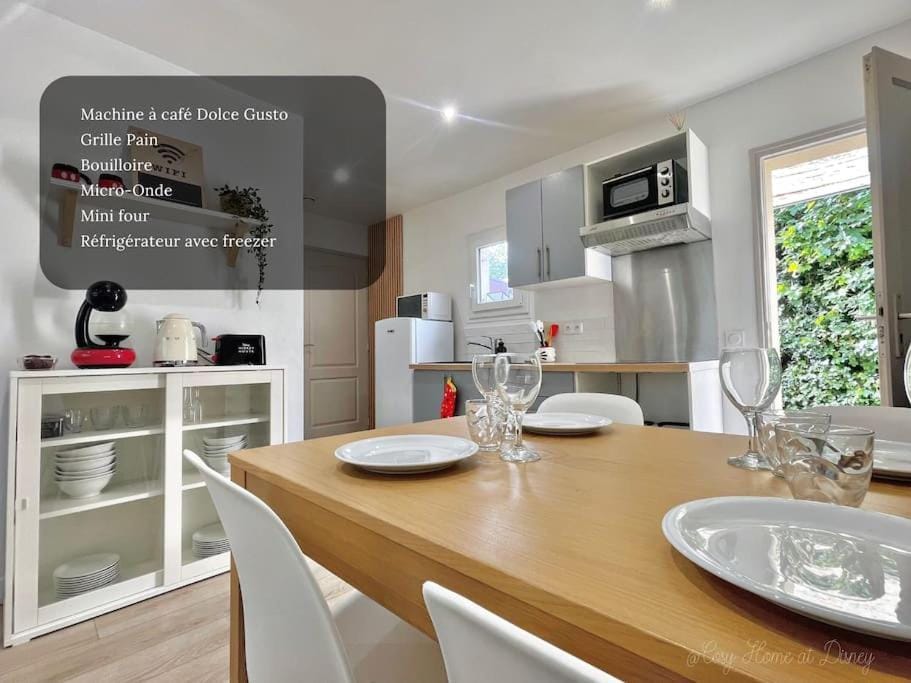 Kitchen or kitchenette, Dining area, stove