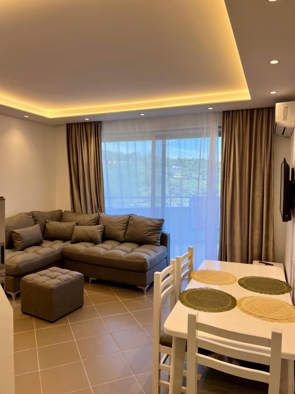 TV and multimedia, Living room, Seating area, Dining area