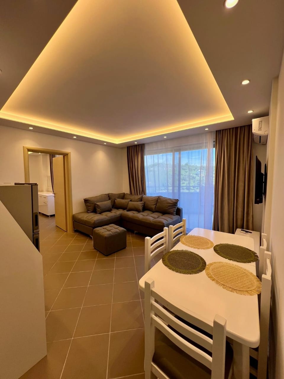 TV and multimedia, Kitchen or kitchenette, Living room, Seating area, Dining area