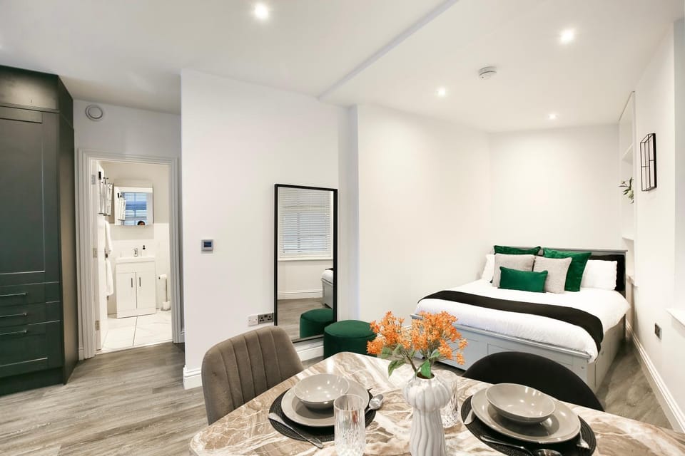 Bed, Living room, Dining area, Bedroom