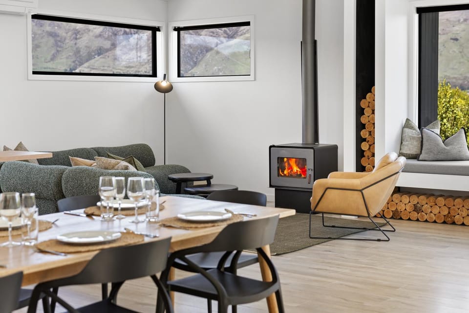 Living room, Seating area, Dining area, fireplace