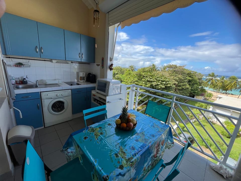 Coffee/tea facilities, Kitchen or kitchenette, oven, stove, washing machine, kitchen