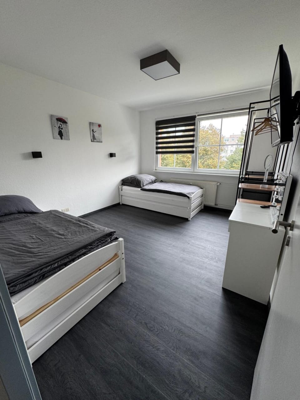 Bed, TV and multimedia, Bedroom