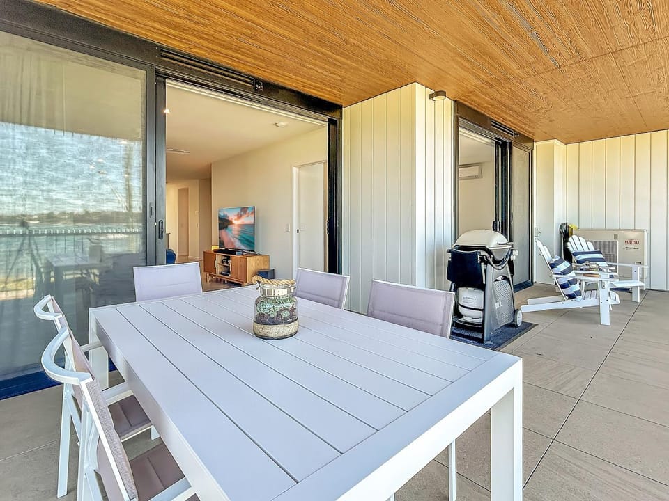 3-Bed: Riverfront Alfresco Dining & Rooftop Pool Apartment in Batemans Bay