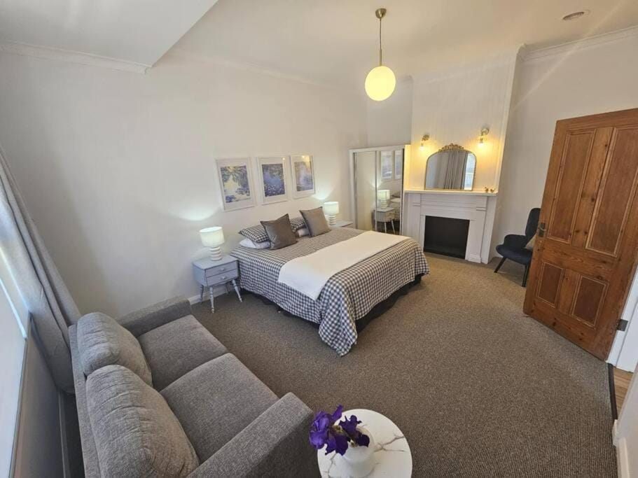 RoseIris Cottage - City Charm House in Tasmania