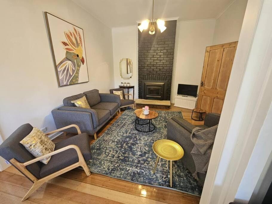RoseIris Cottage - City Charm House in Tasmania