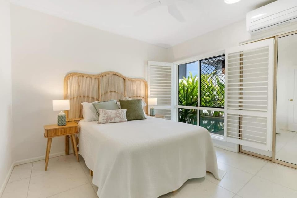 Cedar Villa - A Designer Pool House by the Beach Villa in Palm Cove