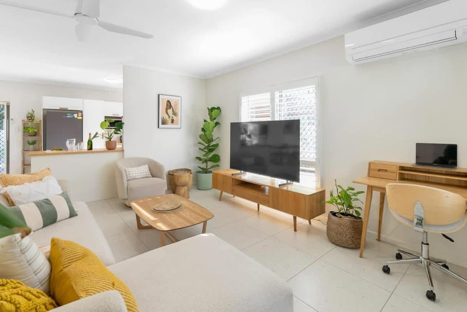 Cedar Villa - A Designer Pool House by the Beach Villa in Palm Cove