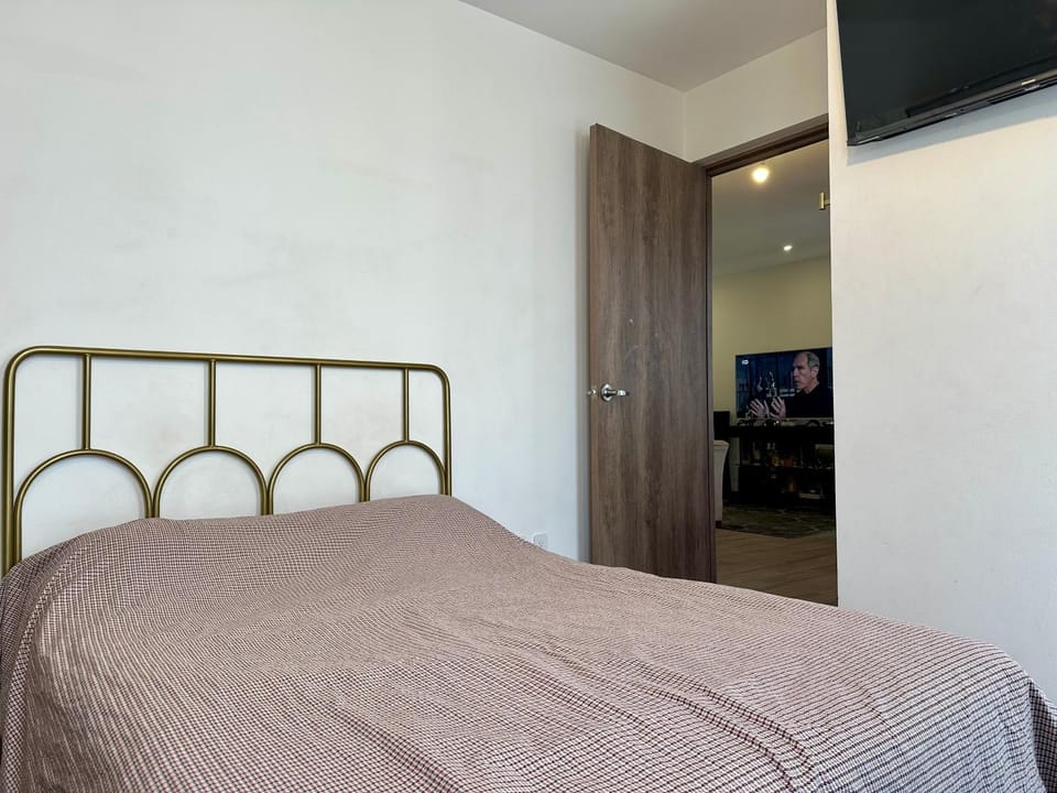 Communal lounge/ TV room, Bed, TV and multimedia, Photo of the whole room, Evening entertainment, Bedroom