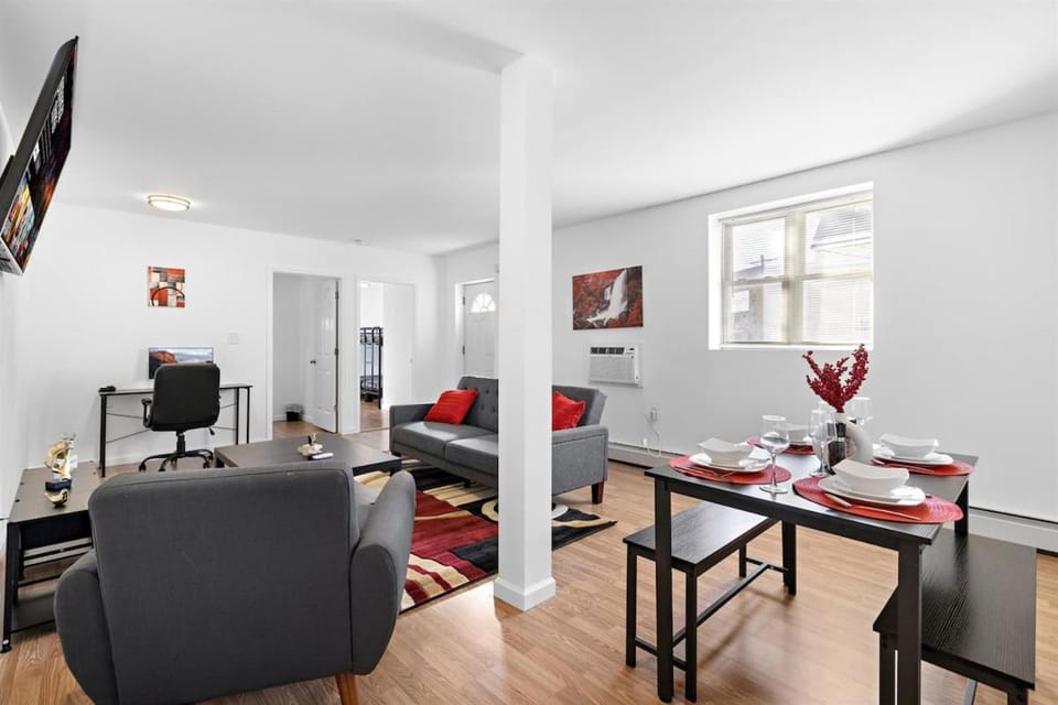 Communal lounge/ TV room, TV and multimedia, Living room, Seating area, Dining area, Evening entertainment