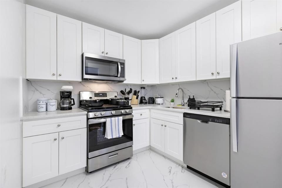 Coffee/tea facilities, Kitchen or kitchenette, oven, stove, toaster