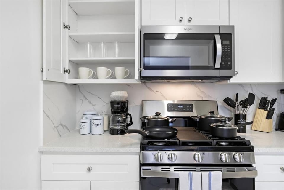 Coffee/tea facilities, stove, toaster