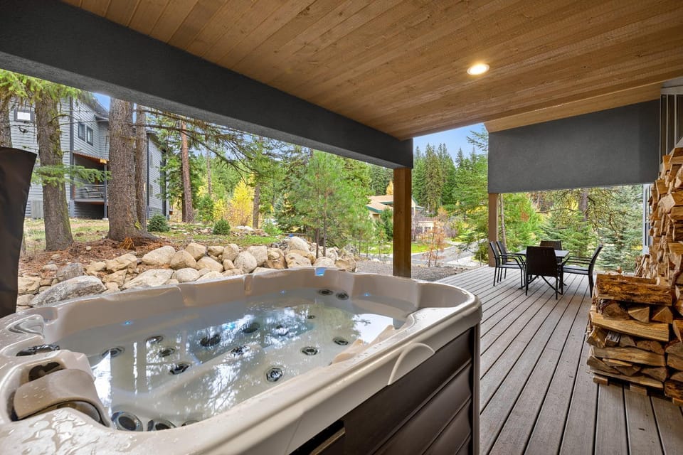 New! Spring Mtn Paradise - Pet friendly, single level w/hot tub and clubhouse access House in McCall