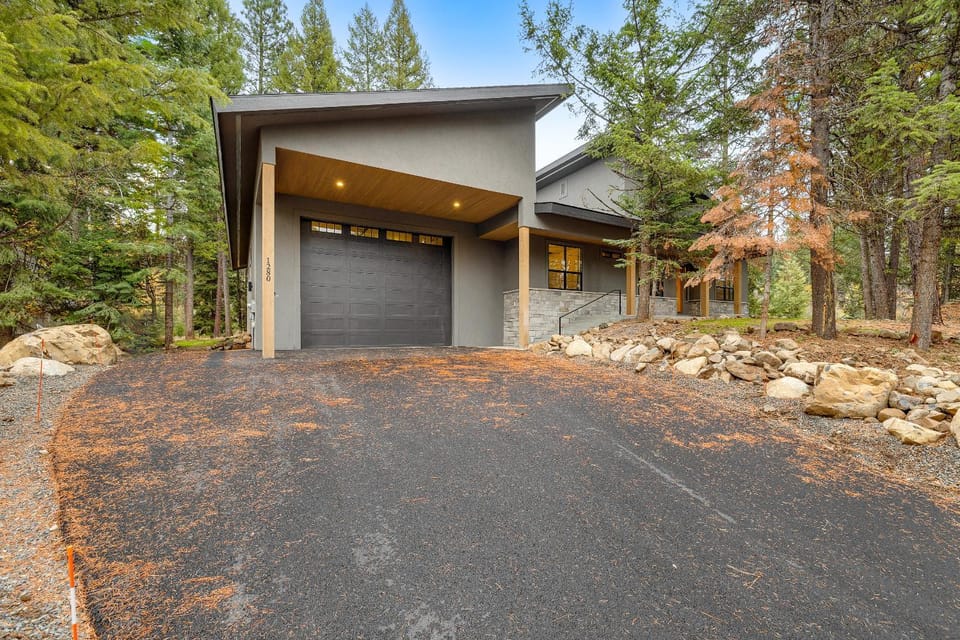 New! Spring Mtn Paradise - Pet friendly, single level w/hot tub and clubhouse access House in McCall