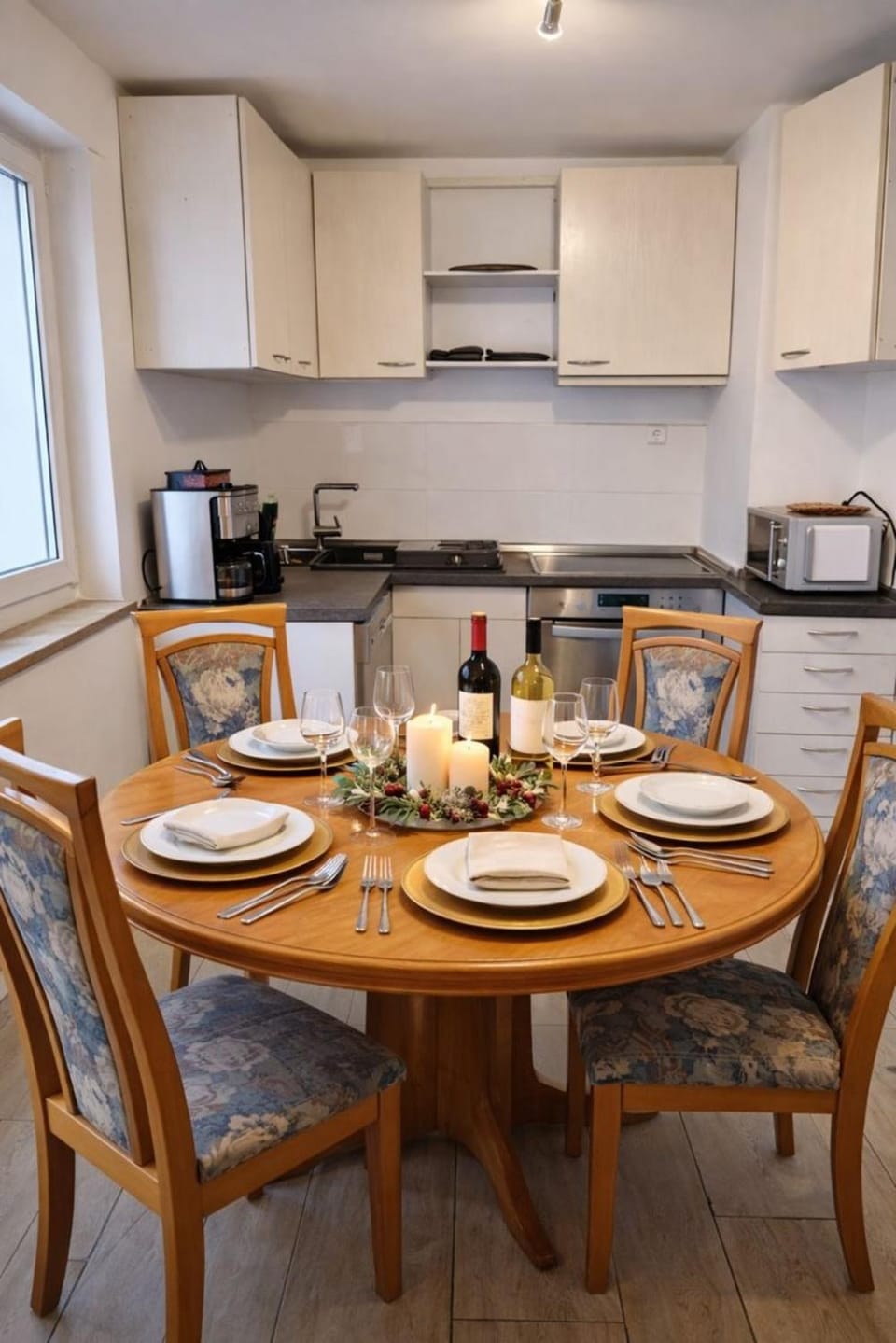 Kitchen or kitchenette, Seating area, Dining area, Breakfast, microwave, stove, toaster