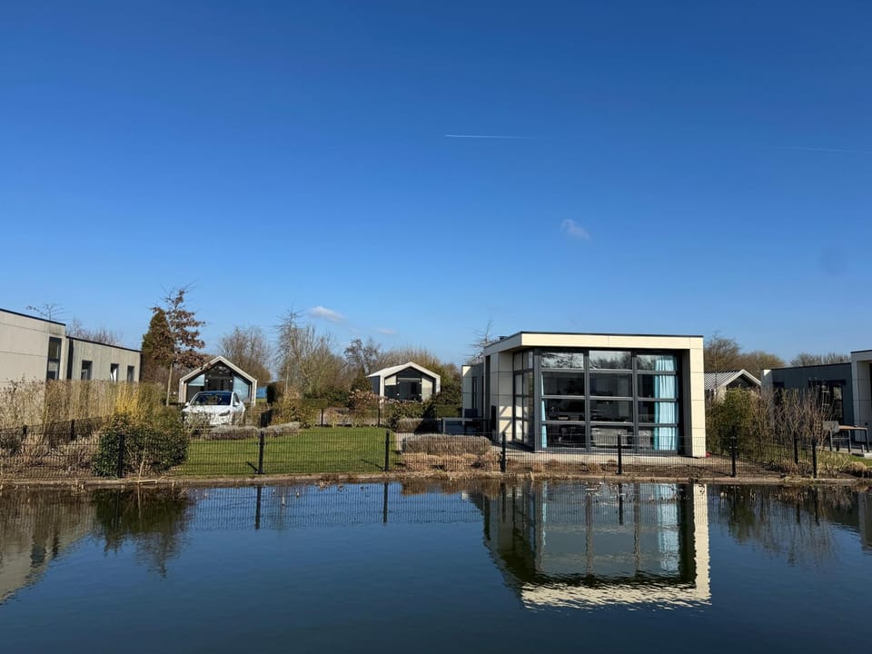 Marina Strandbad Chalet IJssel Oase mit Zaun Haus Nr 77 House in Gelderland, Netherlands