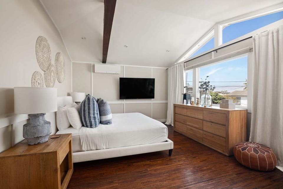 Nantucket-Style - Steps to Beach Rooftop Deck Ocean Views House in La Jolla