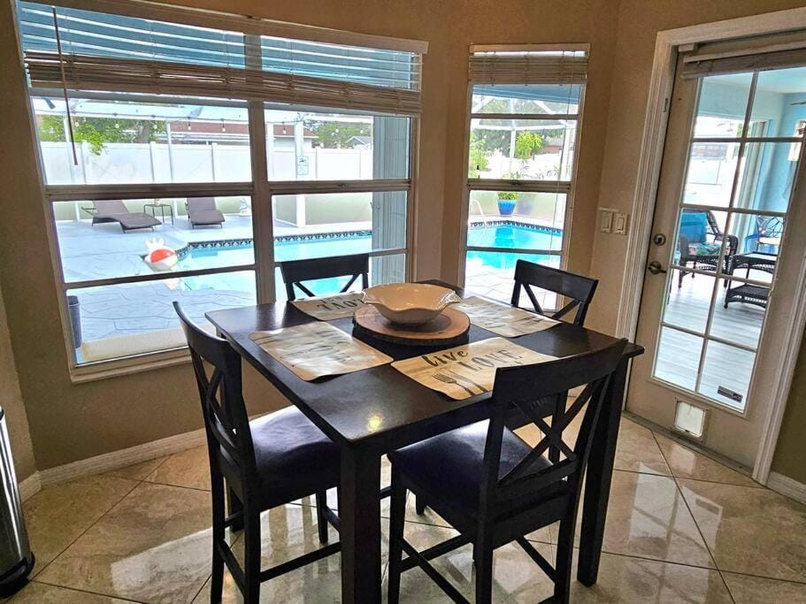 Dining area, Breakfast