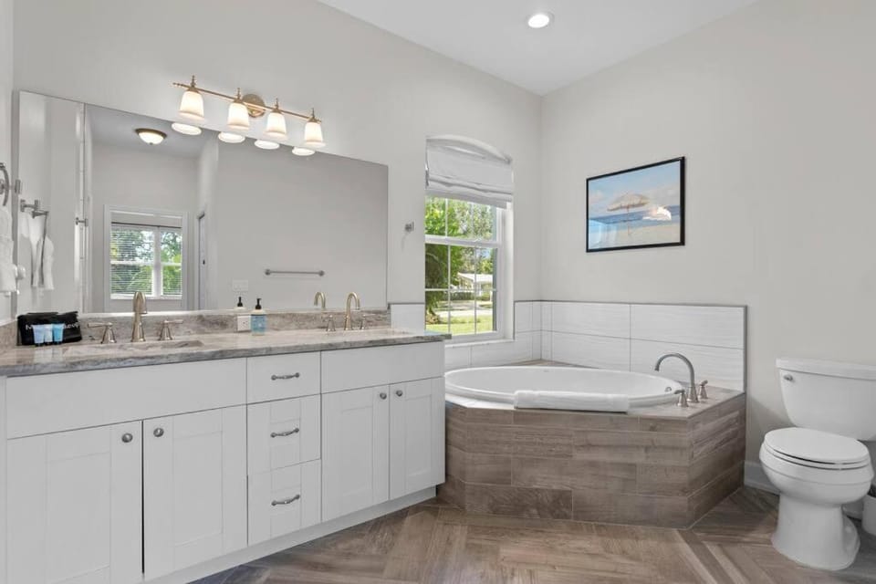 NEW-4B-2BA-Pool-Pickleball-Putting Green-BBall House in Bayshore Gardens