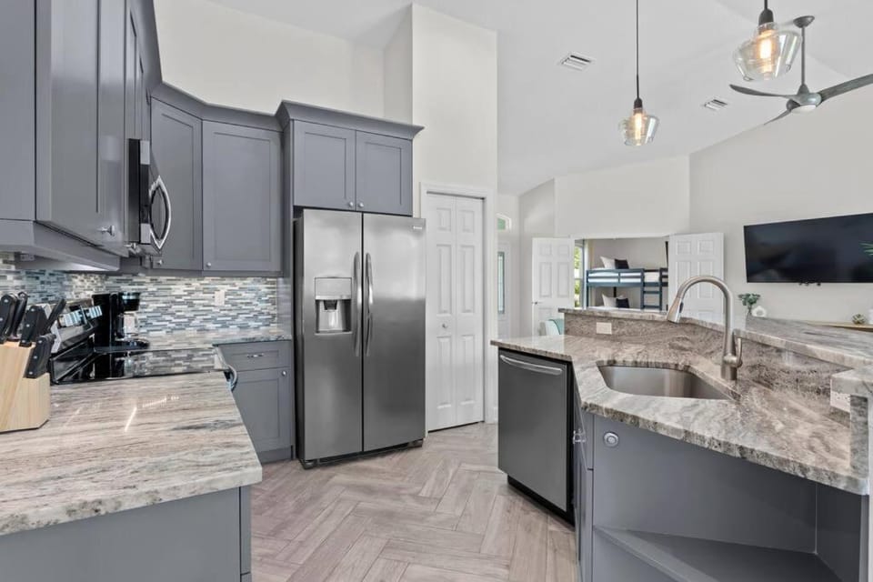 NEW-4B-2BA-Pool-Pickleball-Putting Green-BBall House in Bayshore Gardens