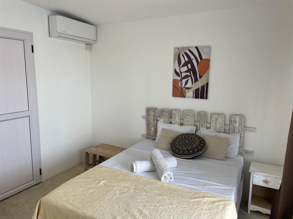 Bed, Photo of the whole room, Bedroom, towels, air conditioner