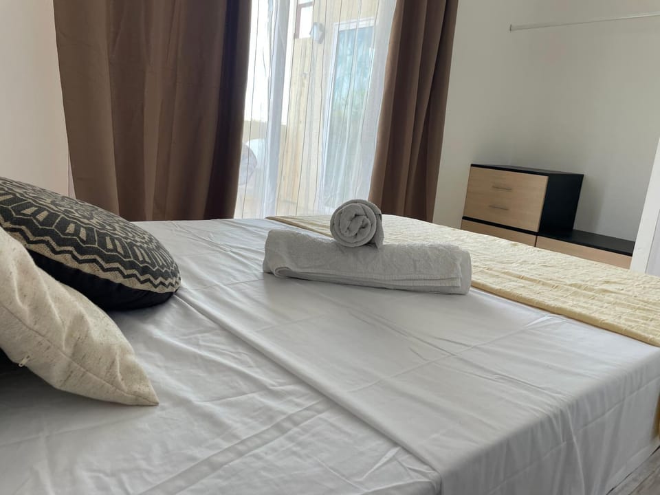 Bed, Bedroom, towels