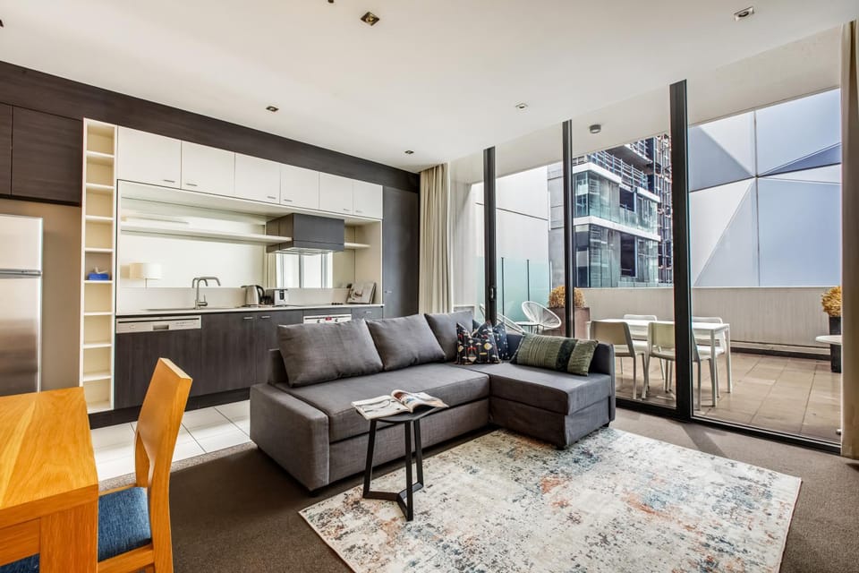 Kitchen or kitchenette, Living room, Seating area, Dining area
