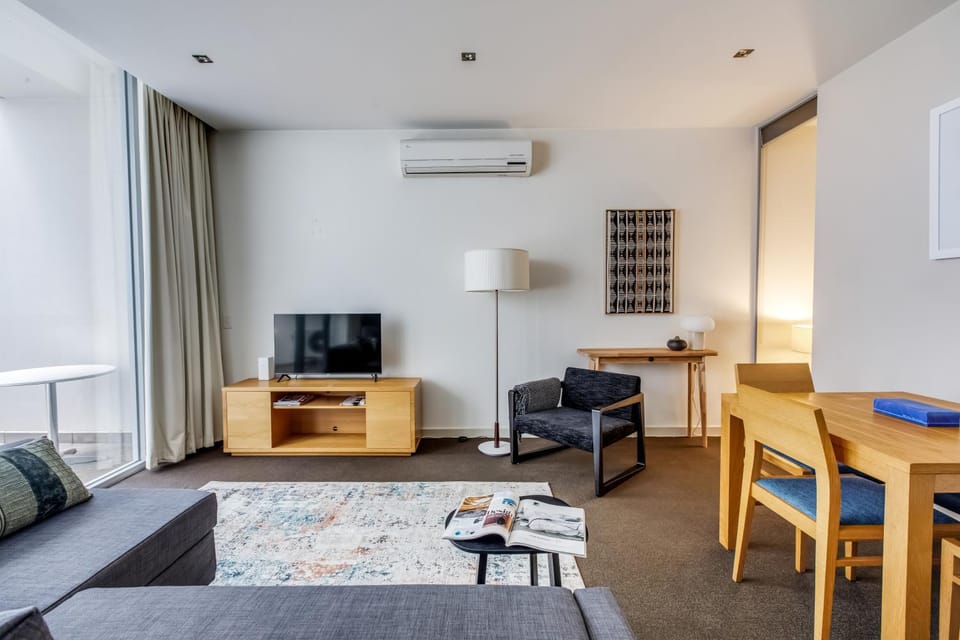 TV and multimedia, Living room, Photo of the whole room, Seating area, Dining area, Evening entertainment, air conditioner