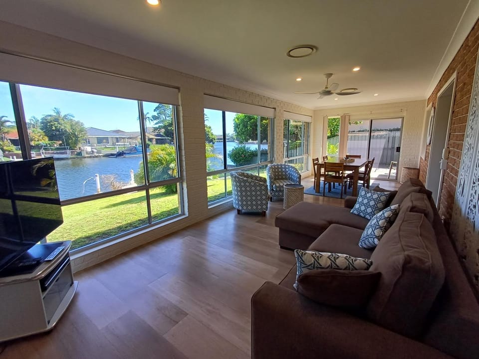 Dining area, Lake view