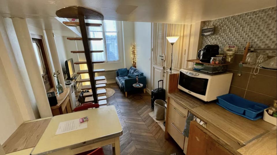 Kitchen or kitchenette, Dining area, oven
