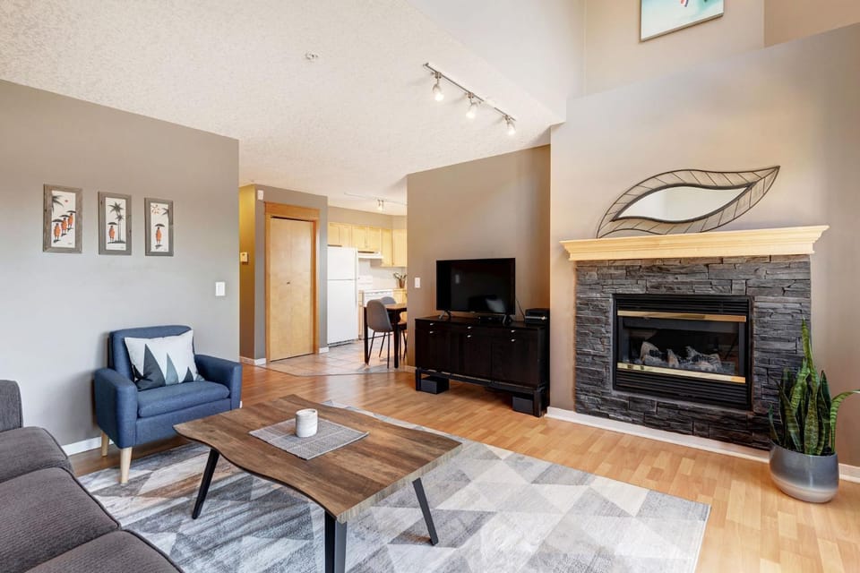 Cozy Condo with Epic Mountain Views, Parking, Air Con Apartment in Canmore