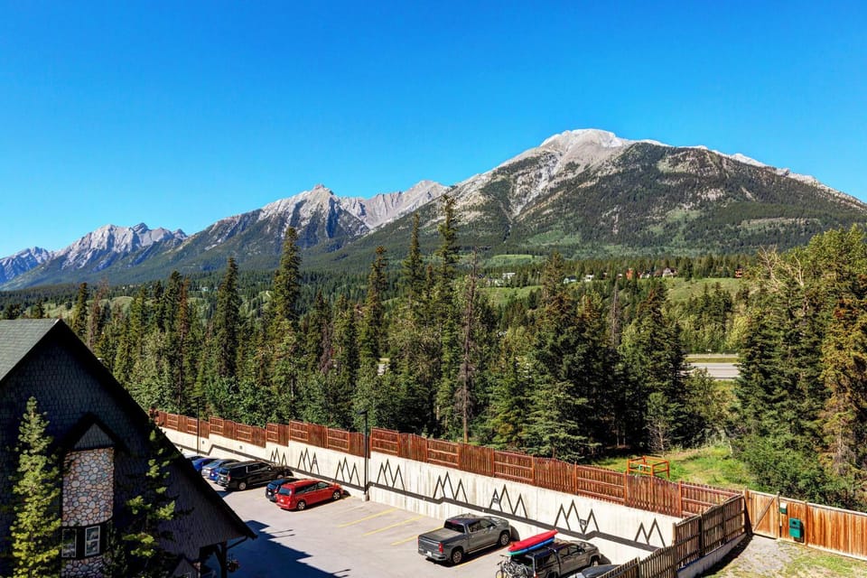 Cozy Condo with Epic Mountain Views, Parking, Air Con Apartment in Canmore