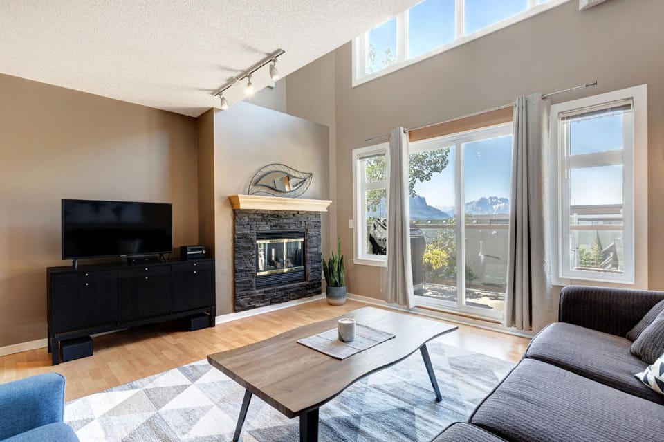 Cozy Condo with Epic Mountain Views, Parking, Air Con Apartment in Canmore