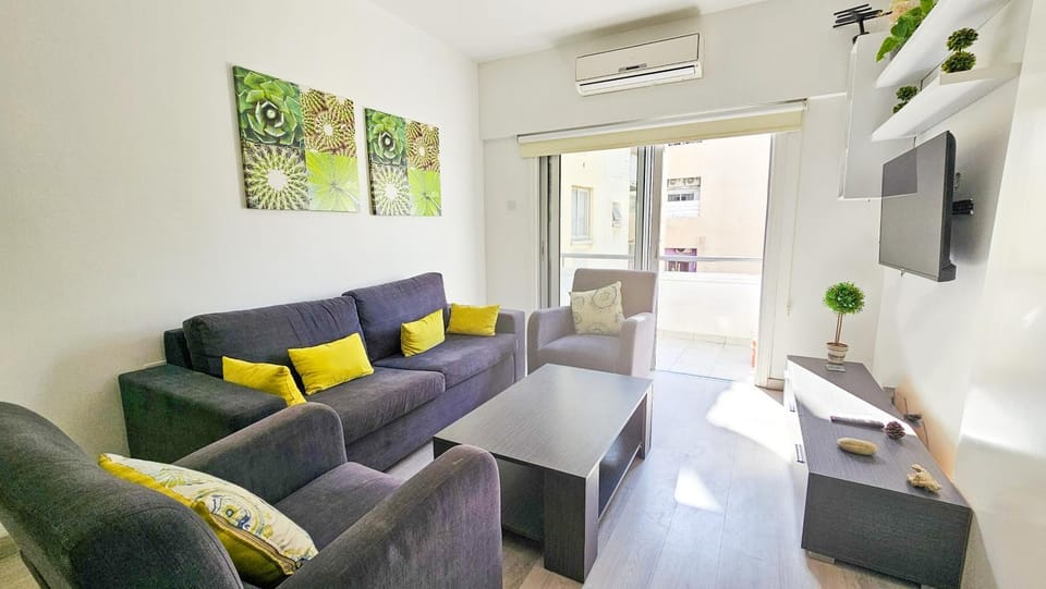 Property building, Communal lounge/ TV room, TV and multimedia, Balcony/Terrace, Living room, air conditioner