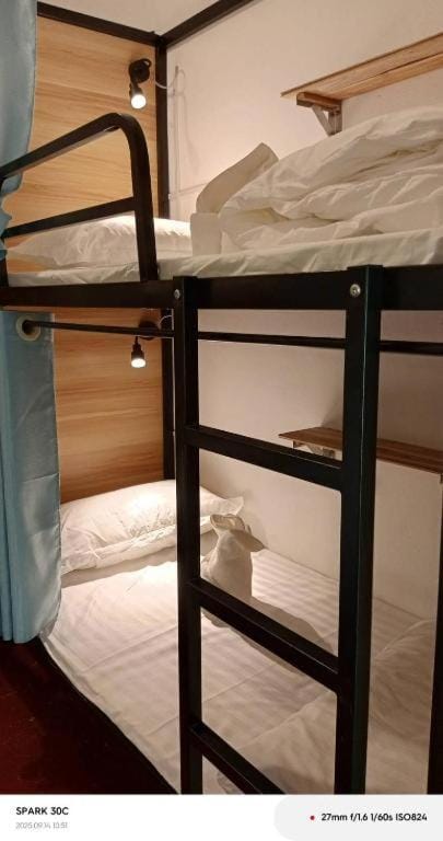 Bed, Photo of the whole room, Bedroom, bunk bed, towels