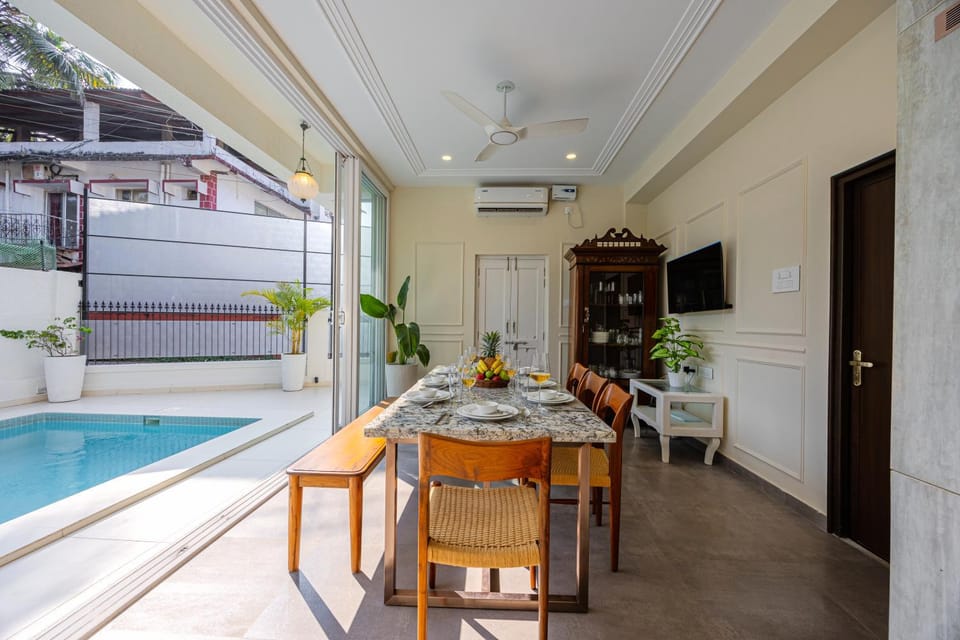 TV and multimedia, Dining area, Pool view, Swimming pool, sunbed, air conditioner