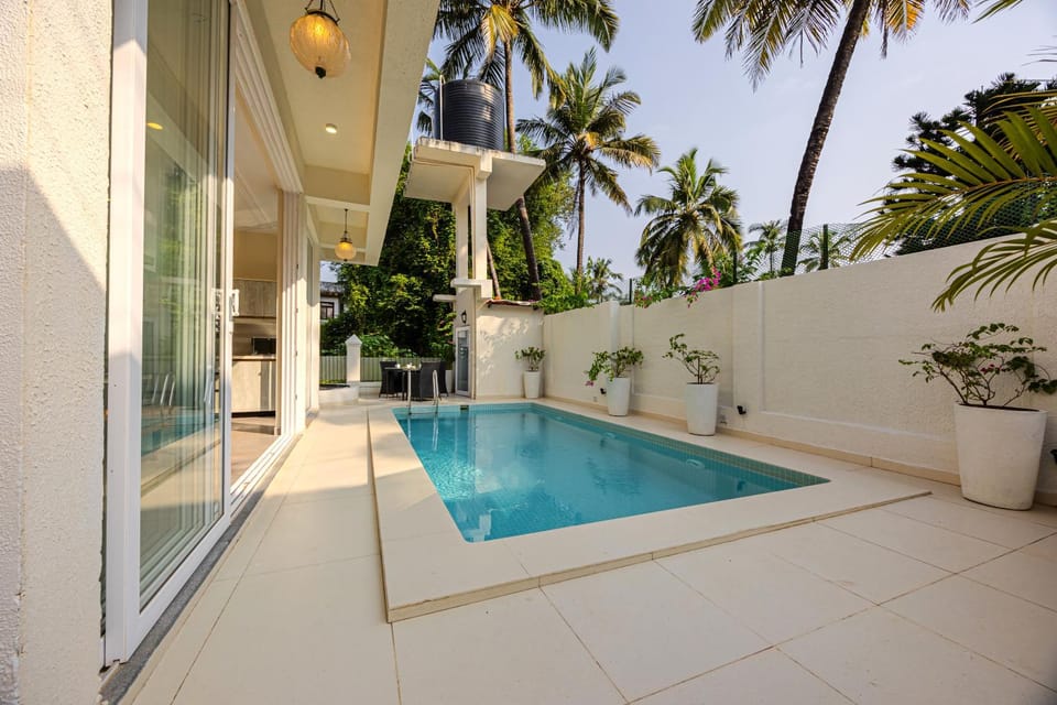 Property building, Day, Pool view, Swimming pool, sunbed