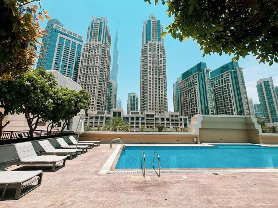 Stayélite at EMAAR Claren Tower - Lux Unit with Burj & Fountain View I Walk Dubai Mall Apartment in Dubai