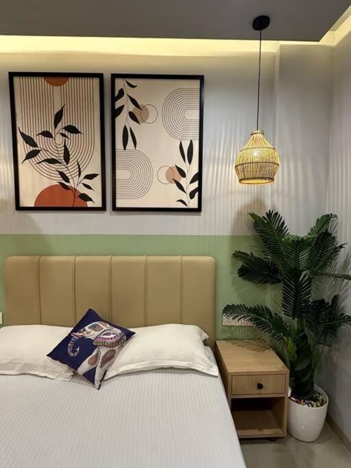 Zenn Pvt Studio with Balcony Smart Tv WiFi AC Apartment in Pune