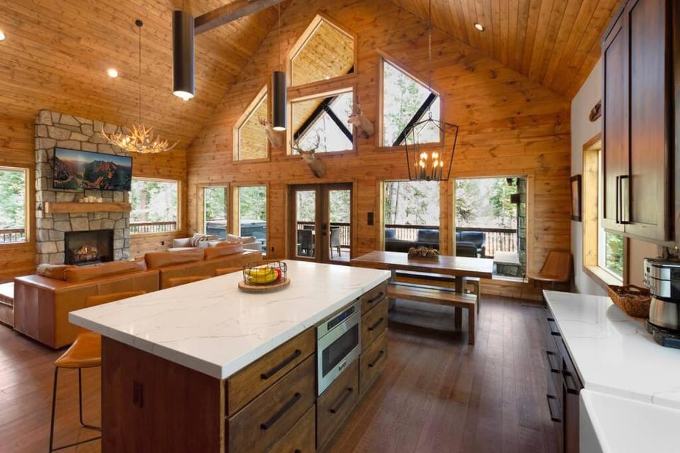 One of a Kind Cabin, Covered Deck, Spa, and Games Cabin in Utah