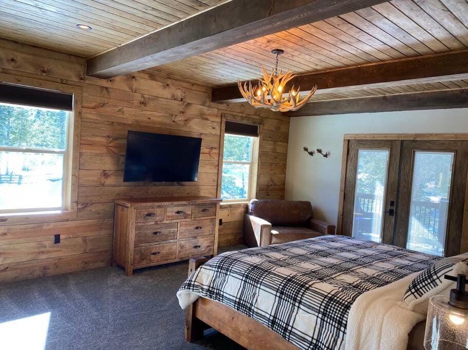 One of a Kind Cabin, Covered Deck, Spa, and Games Cabin in Utah