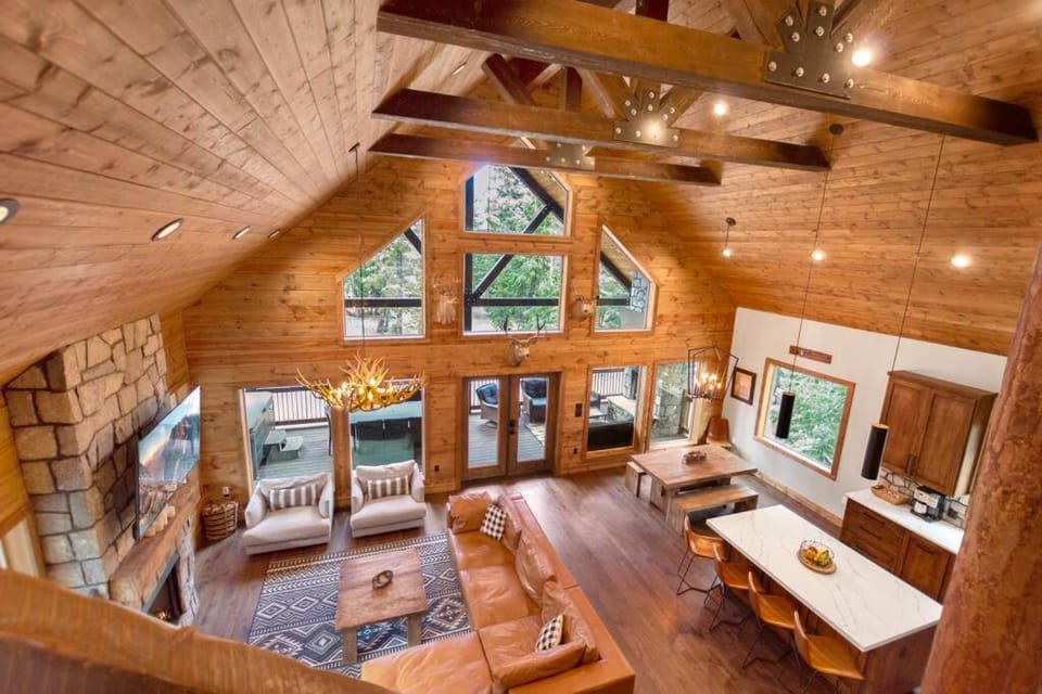 One of a Kind Cabin, Covered Deck, Spa, and Games Cabin in Utah