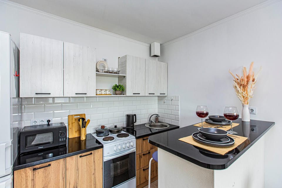 Coffee/tea facilities, Kitchen or kitchenette, Dining area, microwave, oven, stove