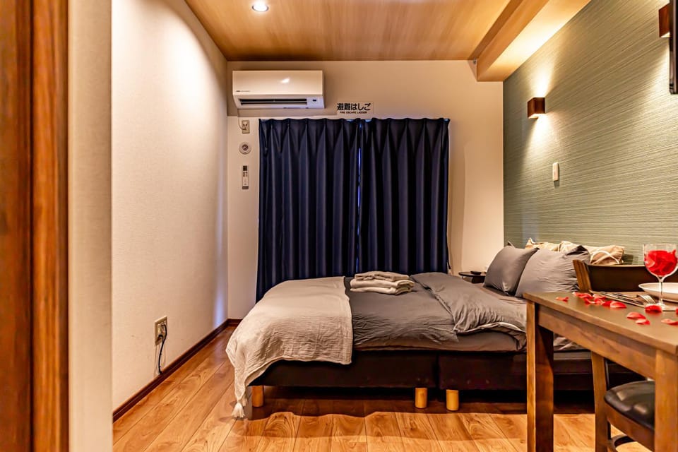 Bed, Photo of the whole room, Bedroom, air conditioner