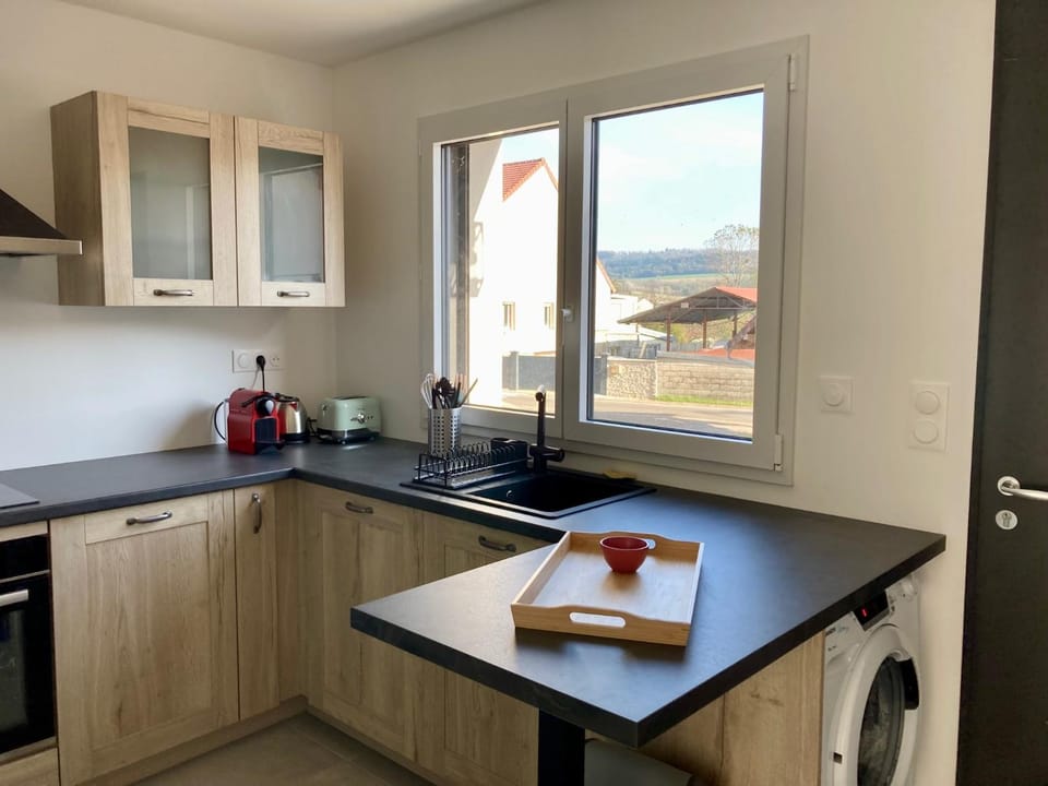 Coffee/tea facilities, Kitchen or kitchenette, stove, toaster
