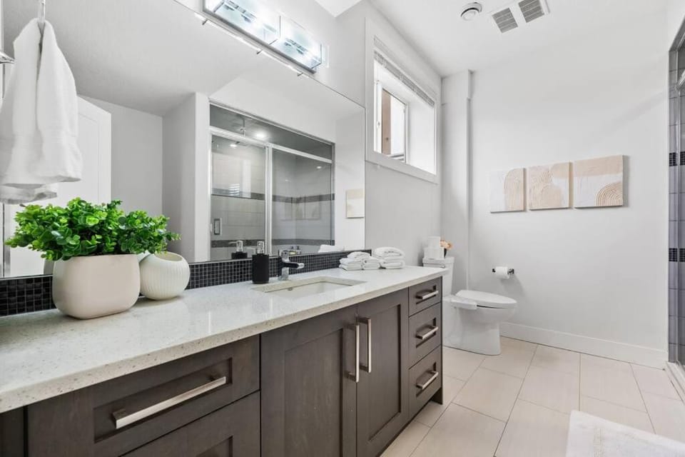 Bright & Cozy 2-Bedroom Basement Suite Apartment in Calgary