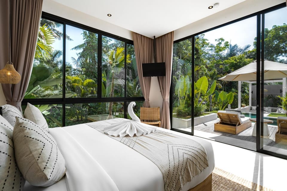 Bed, TV and multimedia, View (from property/room), Bedroom, air conditioner